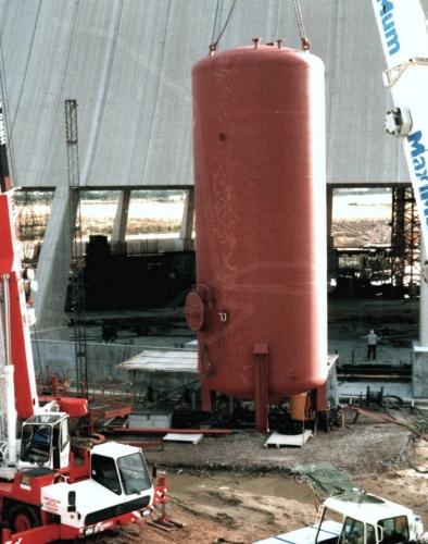 Montage eines Lagerbeh�lters f�r Chemikalien in einem Kraftwerk